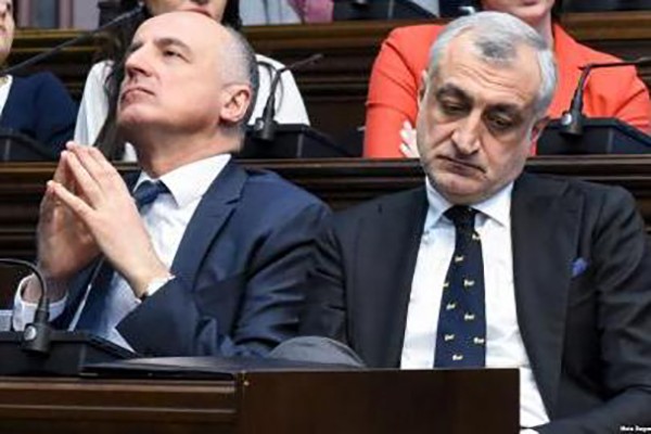 მამუკა ხაზარაძემ და ბადრი ჯაფარიძემ 700 000-700 000 ლარიანი გირაო გადაიხადეს