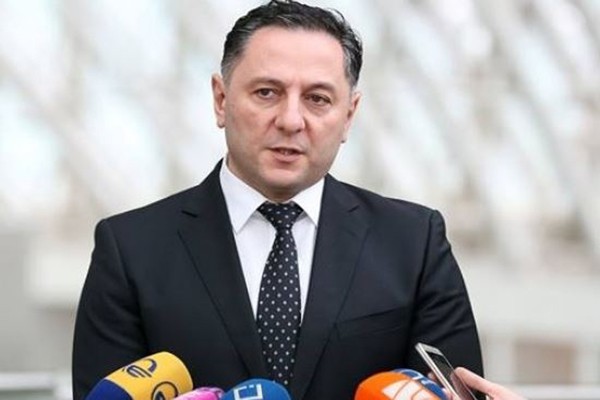გომელაურმა, რომელიც აქამედ საჯარო სივრცეში იშვიათად ჩნდებოდა, დღეს პრინციპული, გონიერი და სახელმწიფოებრივად მწიფე ლიდერის სახე აჩვენა.”