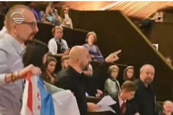 ქართველმა, უკრაინელმა და პოლონელმა აქტივისტებმა რუსეთის დელეგაციის წევრს სიტყვა შეაწყვეტინეს