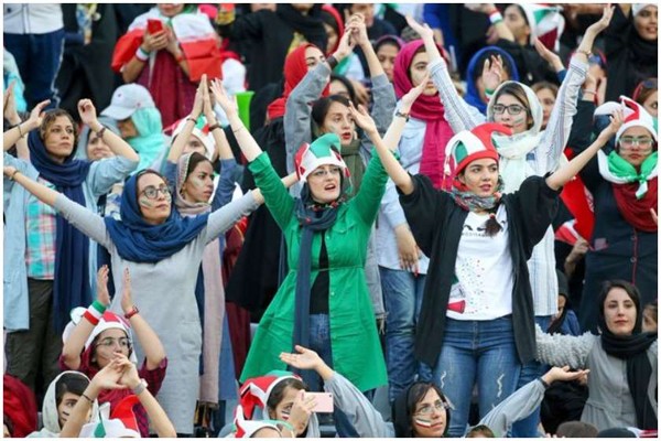 ირანში ქალები საფეხბურთო მატჩს ათწლეულების განმავლობაში პირველად დაესწრნენ