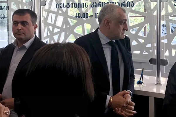 მამუკა ხაზარაძემ „მუქარის წერილის“ დედანი გენერალურ პროკურატურაში ჩააბარა