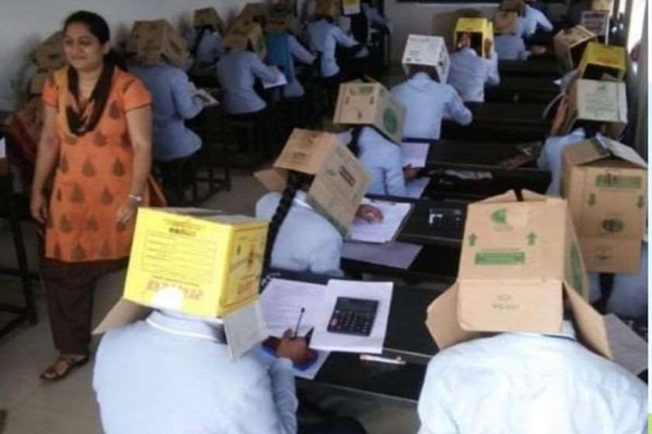 ინდოეთში გამოცდაზე გადაწერის აღკვეთის მიზნით სტუდენტებს თავებზე მუყაოს ყუთები ჩამოაცვეს