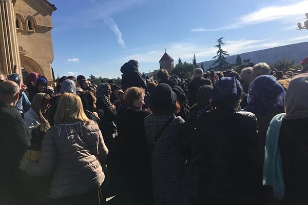 სამების ტაძრის ეზოში შეკრებილმა მრევლმა ქადაგების შემდეგ ილია მეორე ტაშით და შეძახილებით 