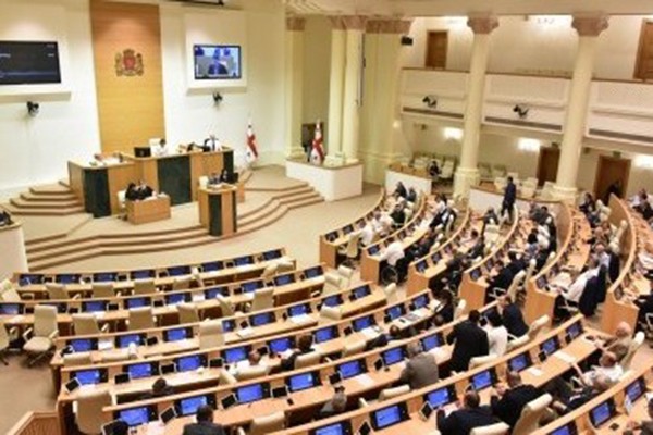 პარლამენტის სხდომათა დარბაზში ხმაურია