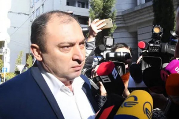 “ბიძინას გოშია“ - მერაბ ქვარაია აქციის წევრებმა პარლამენტში არ შეუშვეს