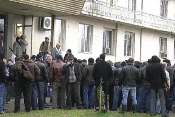ოზურგეთში ნაცმოძრაობის აქტივისტებს დაჟანგული ბოქლომი გადასცეს და ტერიტორიიდან გააძევეს