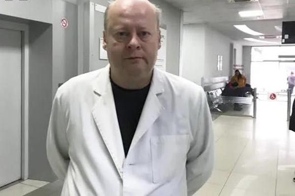 „ამტელ ჰოსპიტალის” კლინიკური დირექტორი პარლამენტის ტერიტორიიდან გადაყვანილ ახალგაზრდაზე:  გადაციება არ ყოფილა - წყლით დასველებული შეიძლება იყო, მაგრამ დიაგნოზი ალკოჰოლური ინტოქსიკაციაა
