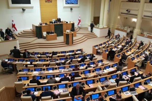 დამოუკიდებელმა დეპუტატებმა პროტესტის ნიშნად პარლამენტის სხდომათა დარბაზი დატოვეს
