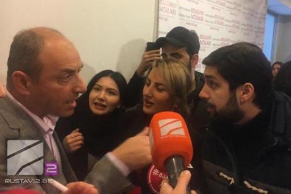 უმრავლესობის დეპუტატს ნაცმოძრაობის დაკავშირებული აქტივისტები პრესკონფერენციაზე შეუვარდნენ