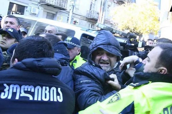 ეროვნულ ბიბლიოთეკასთან მორიგი ფიზიკური დაპირისპირება მოხდა