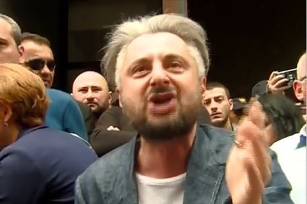 ნინო ჯღარკავა ნიკა გვარამიას მიმართავს: ნანული არტილერიაც თან წაიღე ნიკუტ – მიდიხართ ხომ მოუსავალეთში? 