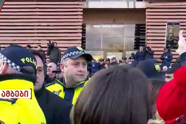 გიგა ბოკერია:  ხელი აიწიეთ, გუშინ ვინ ცემა ახალგაზრდები, მონები ხართ
