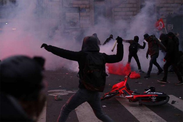 პარიზში საპენსიო რეფორმის მოწინააღმდეგეთა დემონსტრაციაზე 71 ადამიანი დააკავეს