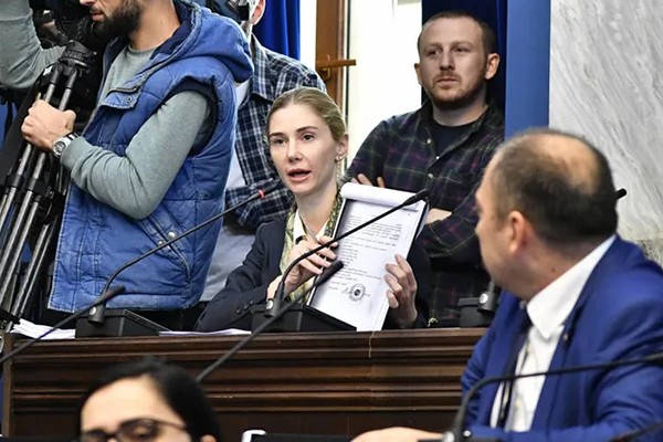 თინა ბოკუჩავა მაგიდაზე ხელების ბრახუნით იურიდიული კომიტეტის სხდომის ჩაშლას ცდილობს