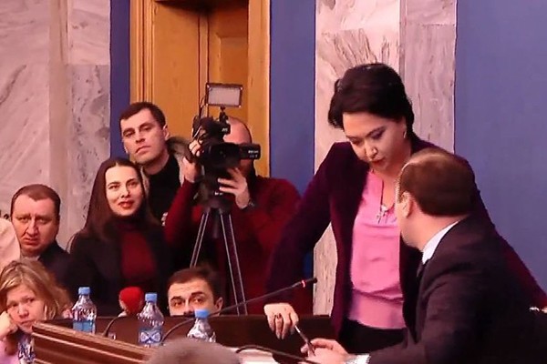 კომიტეტის სხდომაზე ეკა ბესელია ანრი ოხანაშვილს ტრიბუნასთან აუვარდა