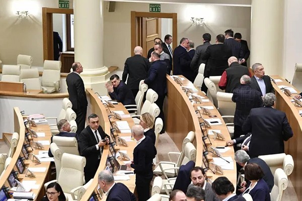 ირაკლი კობახიძის ინფორმაციით, ოპოზიციის წარმომადგენელმა სხდომათა დარბაზში გაურკვეველი ნივთიერება შეიტანა და დაასხა, რის გამოც, დეპუტატებმა დარბაზი დატოვეს