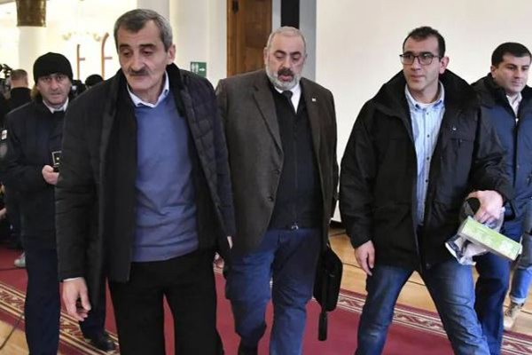 პარლამენტის სხდომათა დარბაზში ექსპერტ-კრიმინალისტები მივიდნენ