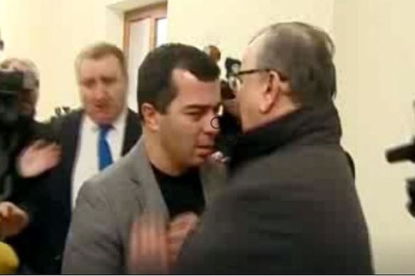 ფიზიკური დაპირისპირება პარლამენტში – „ხელით ვერ მივწვდი, წიხლი დავარტყვი“ – დაჩი ბერაიას განცხადებით, რომან გოცირიძემ მას შეაგინა