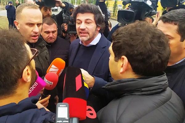 გამწვანების ღონისძიებაზე მყოფ კახა კალაძეს ვარკეთილის მოსახლეობის ნაწილმა აქცია მოუწყო