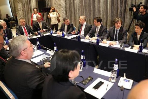 ამ წუთებში ხელისუფლების და ოპოზიციის შეხვედრა მიმდინარეობს