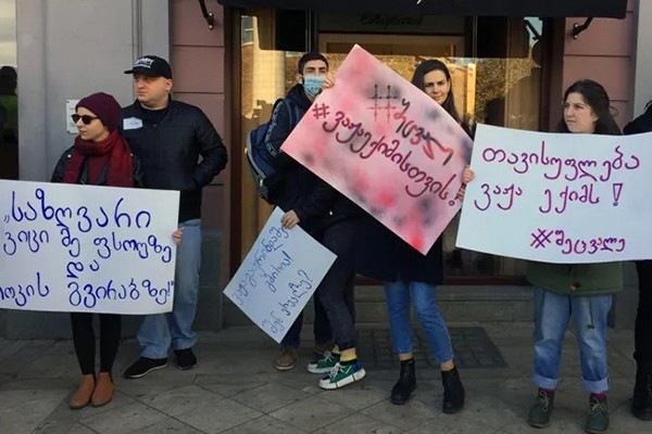 ერეკლე კუხიანიძის მიერ თბილისის საკრებულოს წევრის მანდატის დატოვების მოთხოვნით აქცია მიმდინარეობს