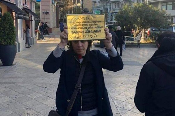 ელენე ხოშტარიამ ერეკლე კუხიანიძის აბრა მოხსნა და “ღორი და ნაძირალა” მიაწერა