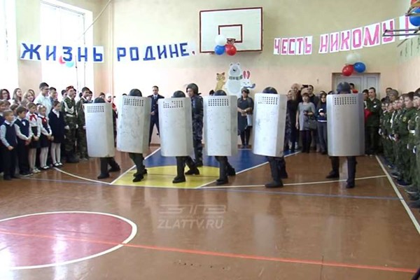 რუსეთში სპეცრაზმელები სკოლის მოსწავლეებს მომიტინგეების დაშლას ასწავლიან