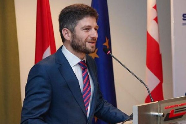 მართლა სირცხვილია რასაც ეს “სეირის მაყურებლები” კადრულობენ, რა გიხარიათ? ეს ქვეყანა თქვენიც ხომ არის? ეს ქალაქი თქვენიც ხომ არის?