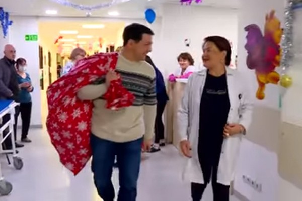 არჩილ თალაკვაძე იაშვილის კლინიკაში ხურჯინით მივიდა და პატარებს შობა-ახალი წელი მიულოცა (ვიდეო)