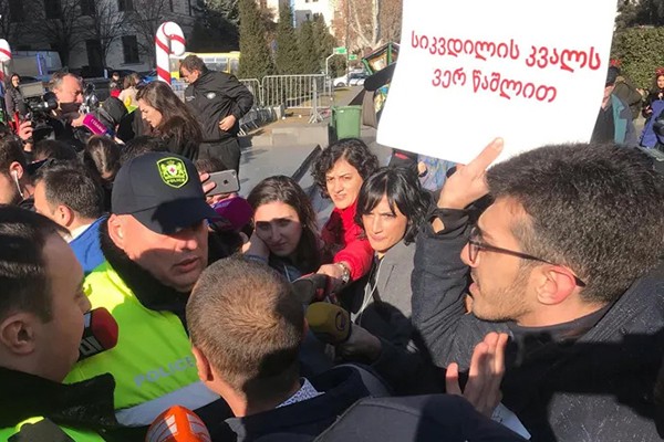 პარლამენტთან „შეცვალეს“ აქტივისტებსა და სამართალდამცავებს შორის დაპირისპირება მოხდა
