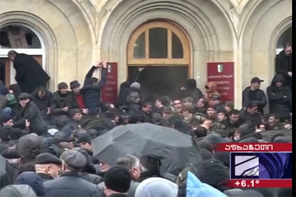 სოხუმის ცენტრში სროლის ხმა ისმოდა - ფაქტს დე ფაქტო შინაგან საქმეთა მინისტრი ადასტურებს