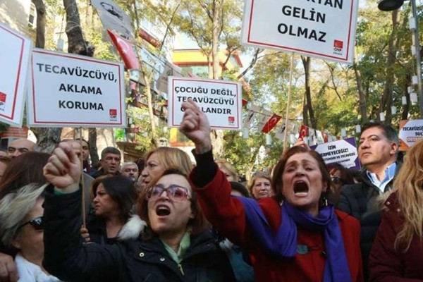 თურქეთში არასრულწლოვნებზე მოძალადეებისთვის სასჯელის გაუქმებაზე მსჯელობენ