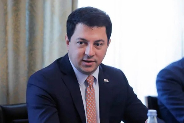 არჩილ თალაკვაძე:  ამერიკული ბიზნესის „შევიწროვებად“ რას მიიჩნევთ? იმას, რომ ფოთის პორტში დიდი ამერიკული ინვესტიცია შემოვიდა?! თუ იმას, რომ ქონებას სახელმწიფოს ღამღამობით აღარ „ჩუქნიან“?!