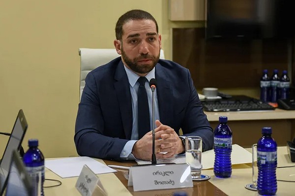 ირაკლი შოთაძე ადასტურებს, რომ მამუკა ხაზარაძეს, ვანო ჩხარტიშვილსა და ბიძინა ივანიშვილს შორის გამართულ შეხვედრას ესწრებოდა, თუმცა იქ „შემთხვევით მოხვდა“