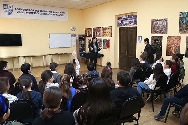 კომუნიკაციების კომისიამ ინტერნეტის უსაფრთხოდ გამოყენების შესახებ სკოლებში ტრენინგი ჩაატარა