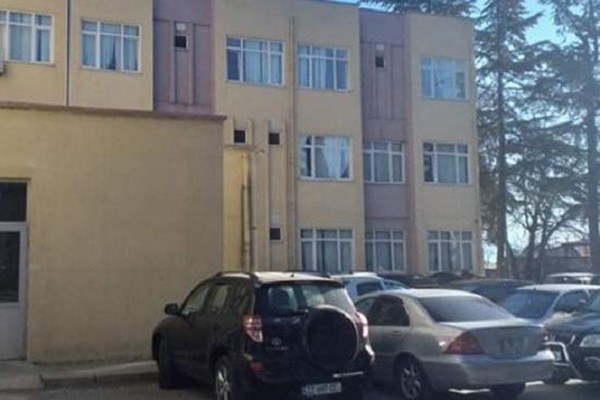 გურჯაანის საავადმყოფოს რეინიმაციას იარაღიდან რამდენჯერმე ესროლეს - სავარაუდოდ პაციენტის მისამართით გახსნეს ცეცხლი