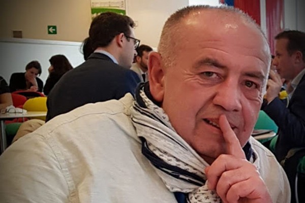 „პირველ რიგში ალბათ იმ მედიასაშუალებების მეპატრონეებია მისაქინძი ვინც ამ ტვინგაყინულ უწიგნურებს ასეთ სისულელეს აკეთებინებს”