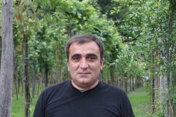 ვინ არის საოცარი ბათუმელი კაცი, რომელიც ხალხს კარანტინისთვის სახლს სთავაზობს - 