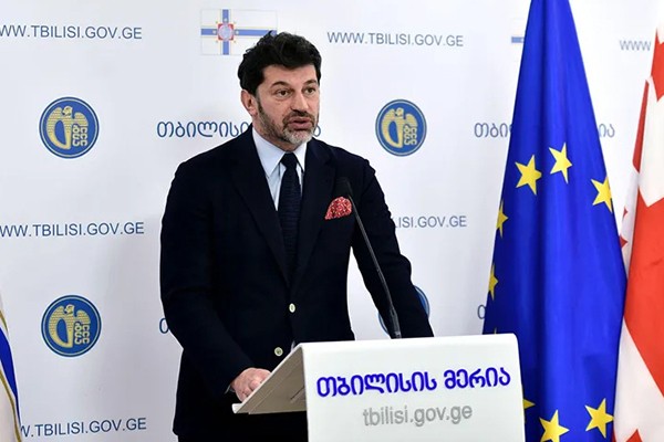 კახა კალაძის განცხადებით, მუნიციპალურ პროგრამებში ჩართული 2500-მდე თერაპევტი, პედაგოგი და მწვრთნელი, სწავლების შეჩერების მიუხედავად, ხელფასს მიიღებს