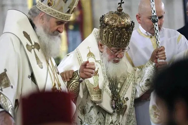 ილია მეორე:  გეუბნებიან შორი-შორს დადექითო, ეკლესიის გარეთ დადექითო, ეს ყველაფერი თქვენთვის არის, ეს ყველაფერი იოლი შესასრულებელია, მთავარია, რომ უფალთან ვიყოთ - არ უნდა შეგვეშინდეს