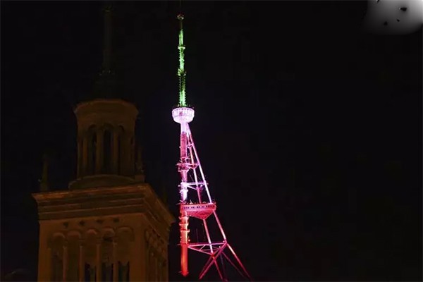 თბილისის ანძა იტალიის დროშის ფერებში განათდა