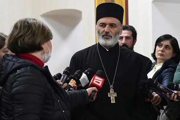 დეკანოზი ანდრია ჯაღმაიძე აცხადებს, რომ მსახურებაზე, რომელსაც კორონავირუსით დაინფიცირებული სასულიერო პირი ესწრებოდა, სხვა სასულიერო პირებიც იმყოფებოდნენ
