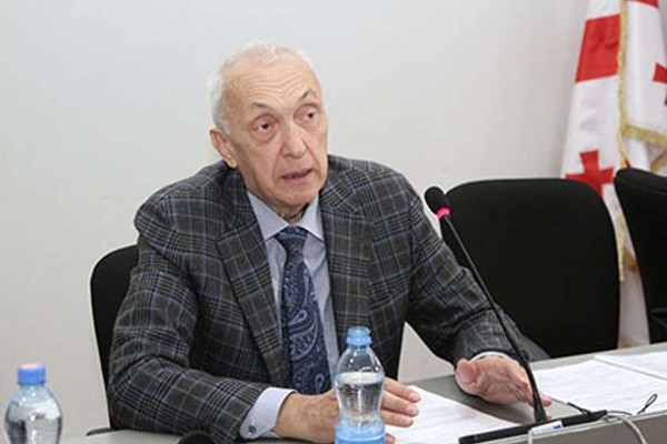 თენგიზ ცერცვაძე მრევლს: ნუ გამოცდით ბედისწერას - დარჩი სახლში