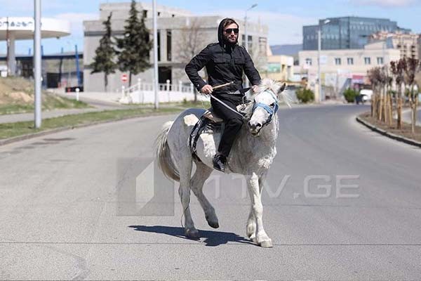 თბილისი მსუბუქი ავტომობილების გადაადგილების აკრძალვის შემდეგ (ფოტო)
