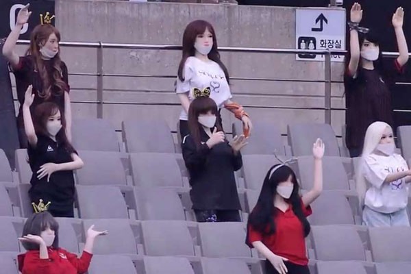 სამხრეთკორეულმა საფეხბურთო კლუბმა ტრიბუნებზე გულშემატკივრები სექსთოჯინებით ჩაანაცვლა