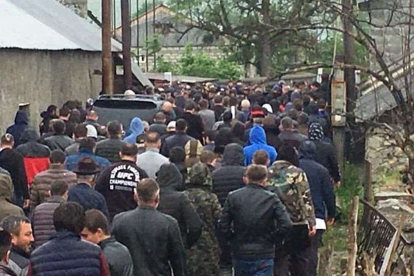 პანკისში ორ გვარს შორის შერიგების საკითხზე თითქმის ერთსაათიანი მოლაპარაკებები კონრეტული შედეგის გარეშე დასრულდა