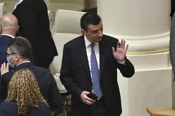 გიორგი გახარია რატიანს:  ბატონო სერგო, სახელმწიფო ხომ არ გავაუქმოთ საერთოდ? საქართველში დღეს გადასახადები იმდენად მცირეა, რომ მათ შემცირებას არანაირი რეალური ზეგავლენა ბიზნესზე არ აქვს