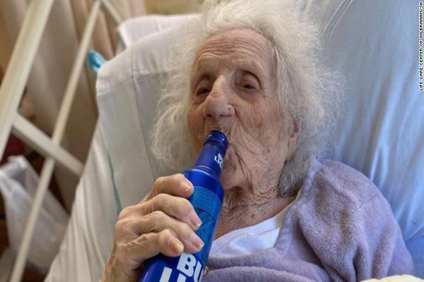103 წლის ქალმა კორონავირუსზე გამარჯვება ცივი ლუდით აღნიშნა