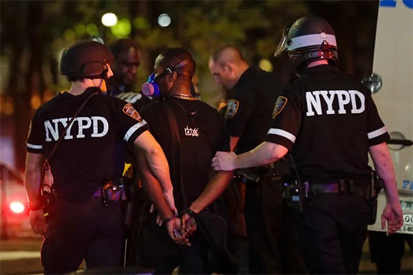 ნიუ-იორკში დემონსტრანტებსა და პოლიციას შორის შეტაკება მოხდა, დაკავებული რამდენიმე ადამიანი