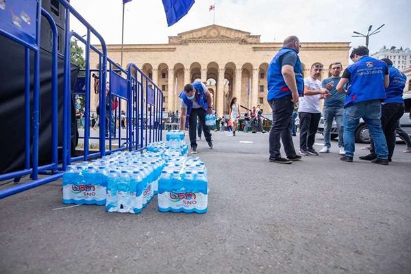 თბილისის მერიის თანამშრომლებმა აქციის მონაწილეებს სასმელი წყალი მიუტანეს
